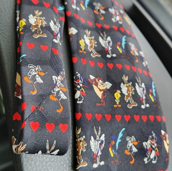Looney Tunes Mania Valentine Men's Tie - Picture 1 of 4